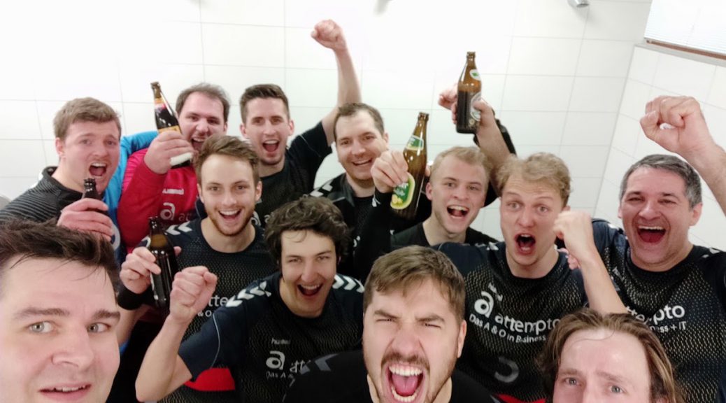 Siegerfoto aus der Dusche von der 1. Herrenmannschaft nach dem Derbysieg gegen HT München 5